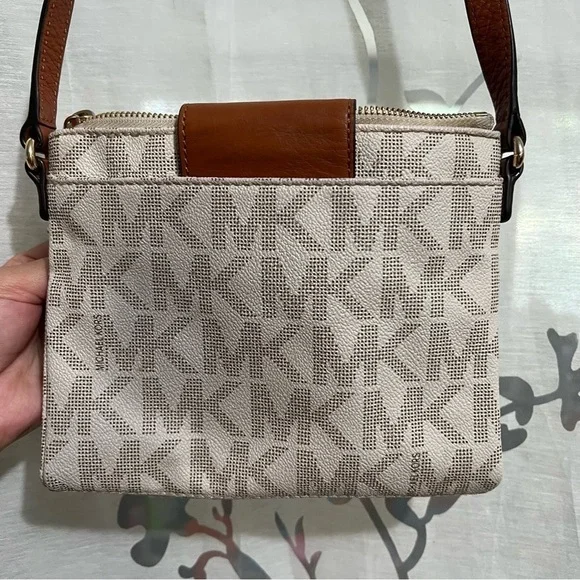 Michael Kors Crossbody - Picture 4 of 8